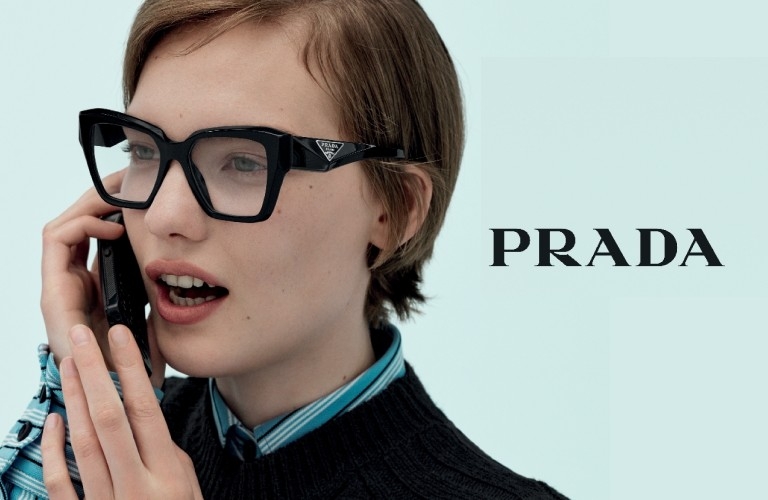 Modèle portant des lunettes de soleil Prada