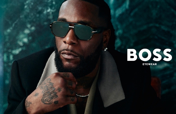 Un homme portant une paire de lunette Hugo Boss de forme ronde