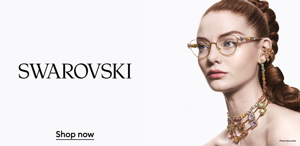 Modèle portant des lunettes de la marque Swarovski