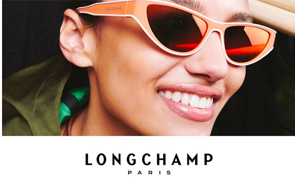 Photo d'une femme portant une lunette de soleil Longchamp