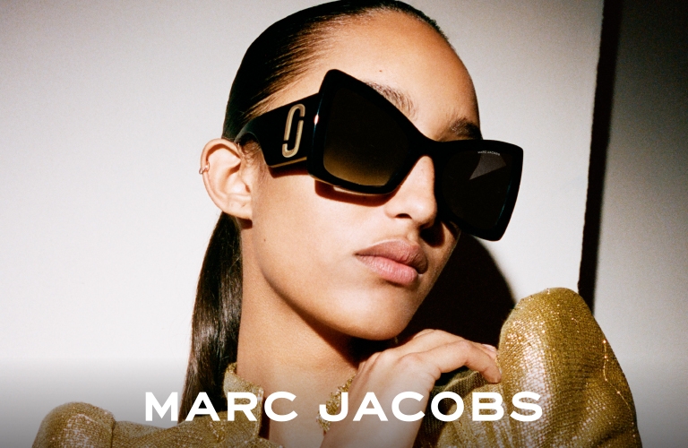 Une femme portant des lunettes original marc jacobs