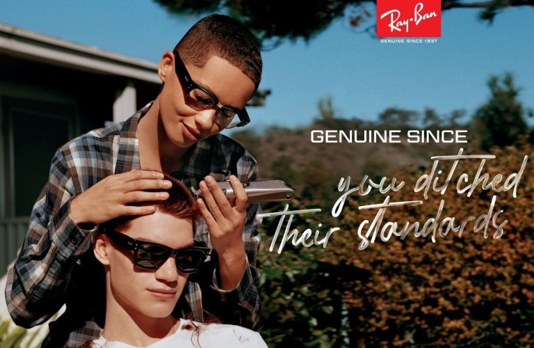Une femme et un homme portant des lunettes de vue Ray-Ban