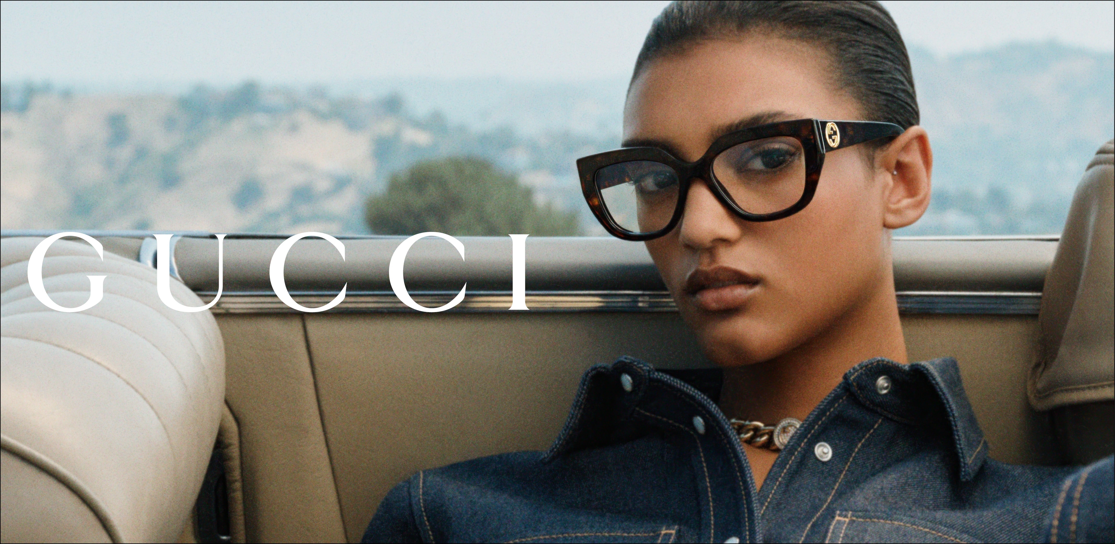 Couple portant des lunettes de vue Gucci