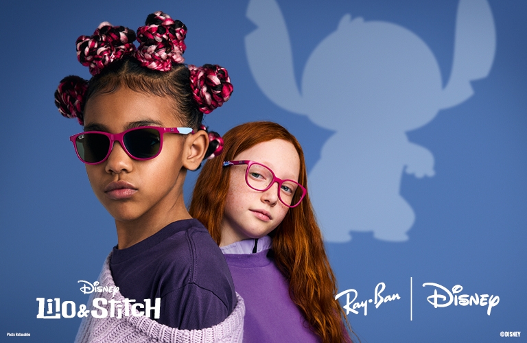 Des enfants portant des lunettes de soleil Ray-Ban-Junior