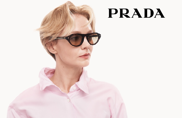 Modèle portant des lunettes de soleil Prada