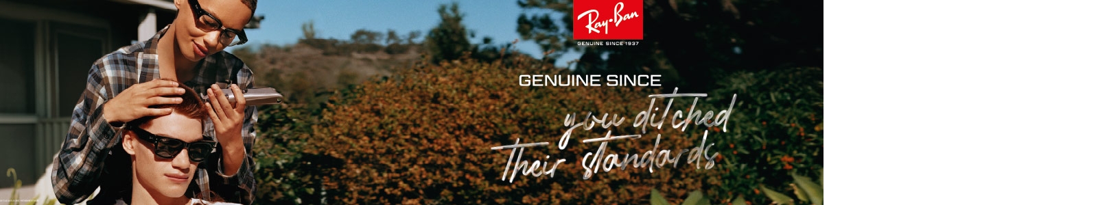 Une femme et un homme portant des lunettes de vue Ray-Ban