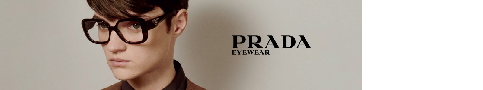Homme portant des lunettes de vue de la marque Prada
