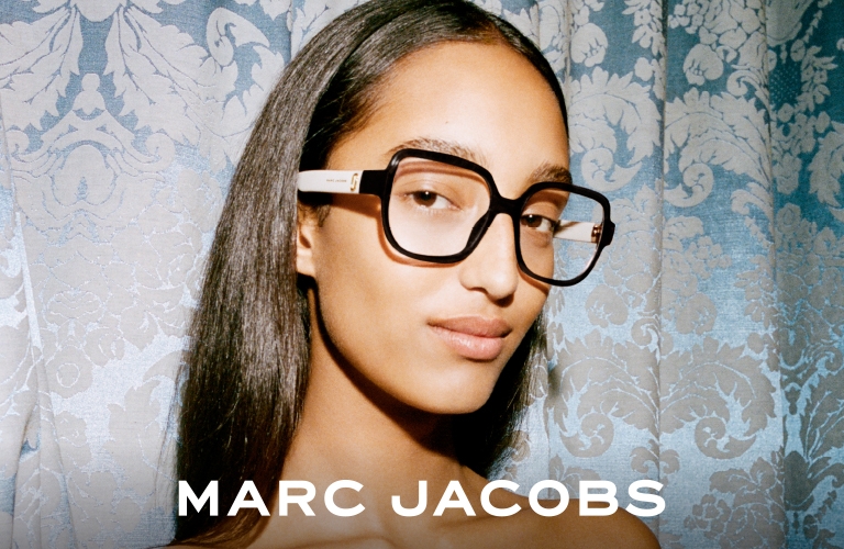 Une femme portant des lunettes de vue Marc Jacobs