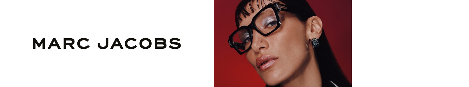 Une femme portant des lunettes de vue Marc Jacobs