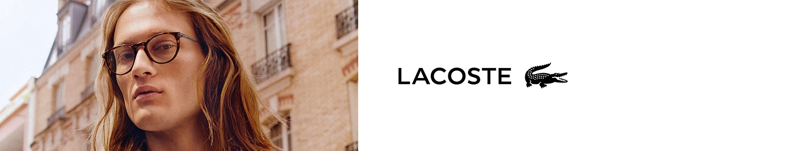 Un homme portant des lunettes de vue Lacoste
