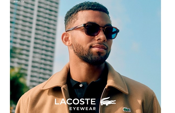 Homme portant des lunettes de soleil Lacoste