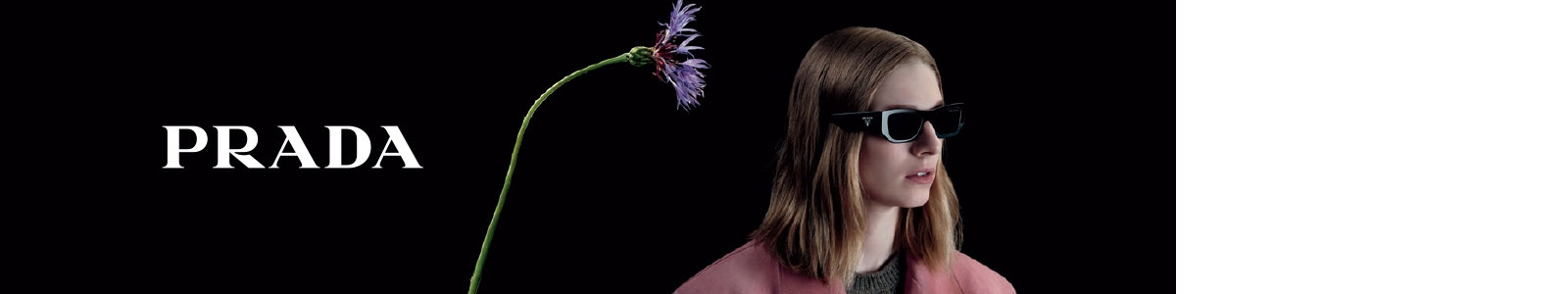 Modèle portant des lunettes de soleil Prada