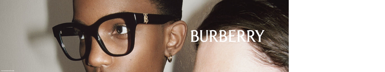 Modèle portant des lunettes Burberry