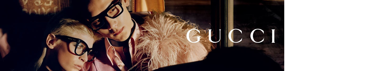 Couple portant des lunettes de vue Gucci