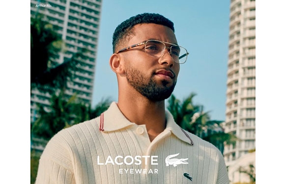 Homme portant des lunettes de vue Lacoste