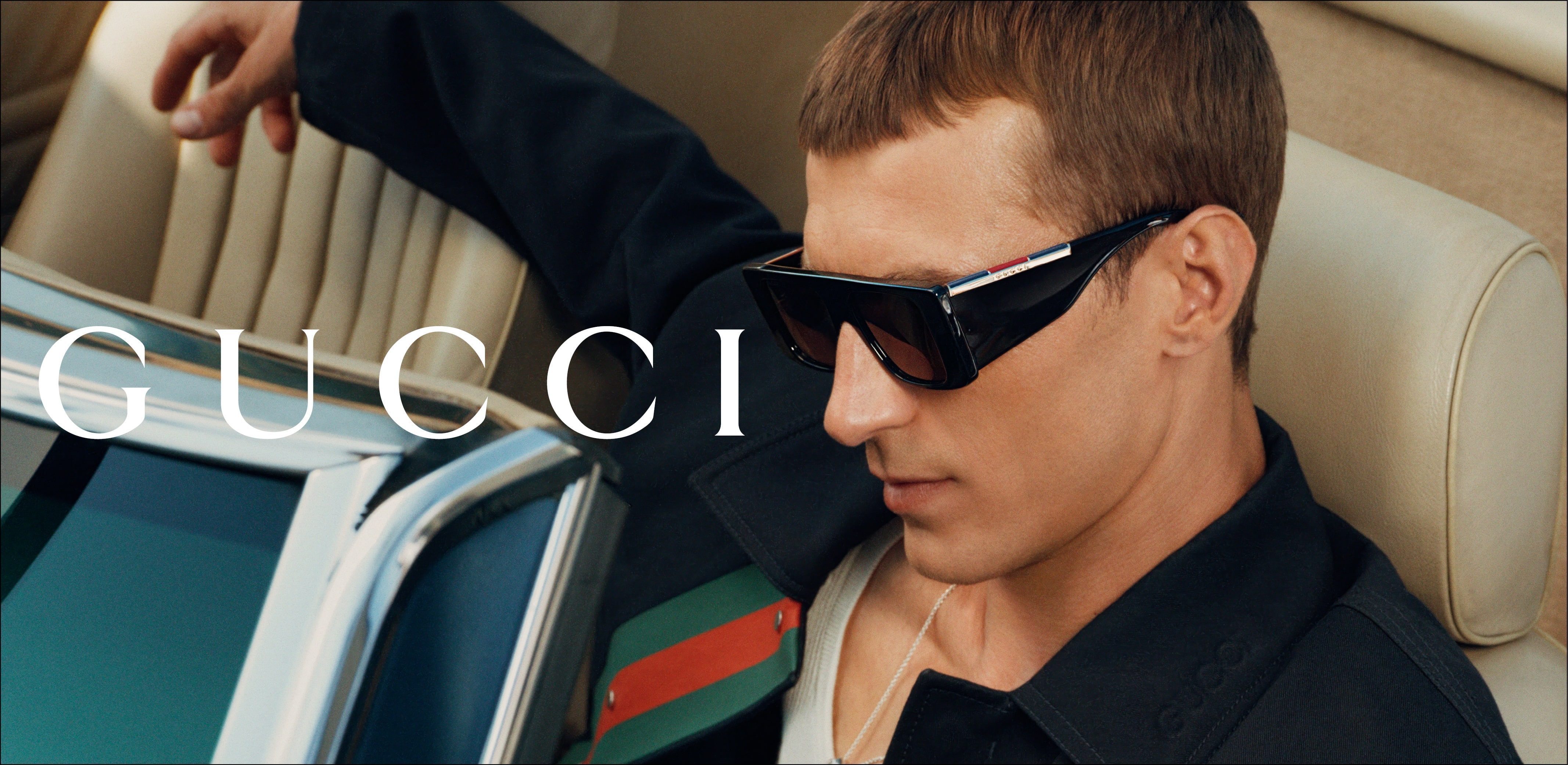 Homme portant des lunettes de soleil Gucci