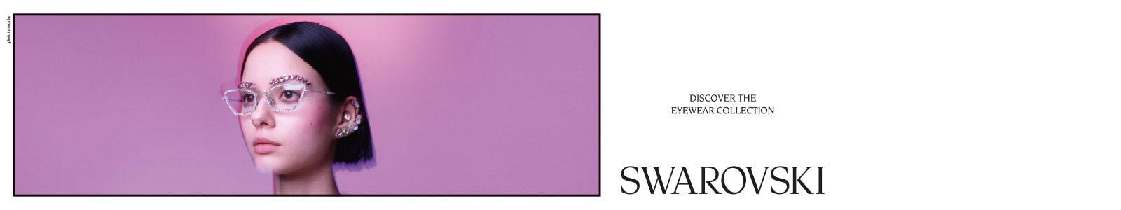 Modèle portant des lunettes de la marque Swarovski