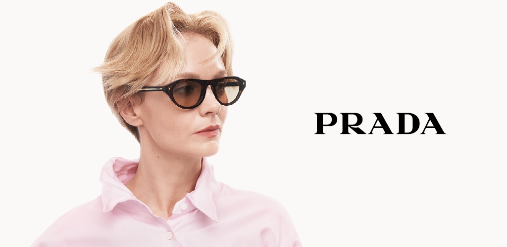 Modèle portant des lunettes de soleil Prada