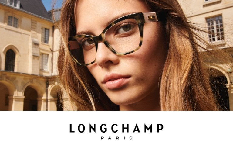 Femme portant des lunettes de vue Longchamp
