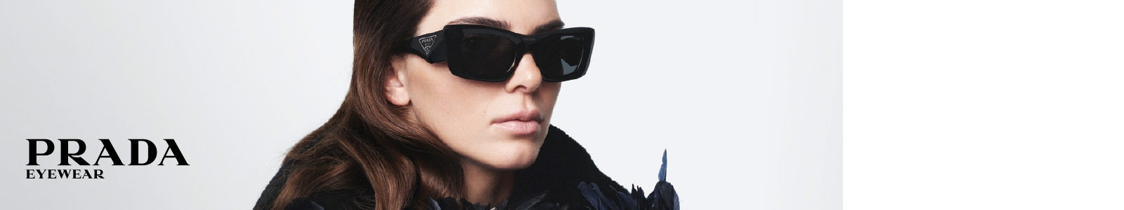 Femme portant des lunettes de soleil Prada de forme originale