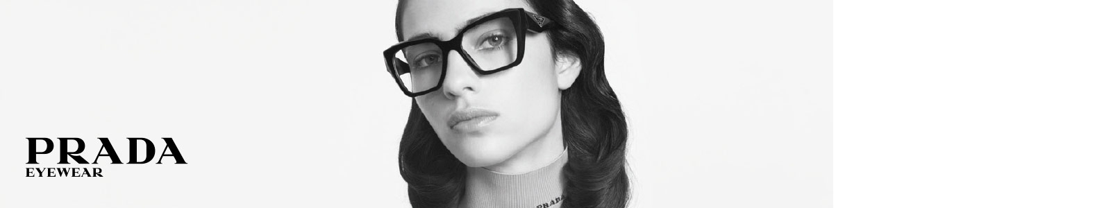 Femme portant des lunettes de vue de la marque Prada