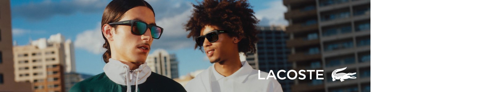 Un homme jeune à côté d'un homme plus agé et qui portent tous deux des lunettes de soleil Lacoste