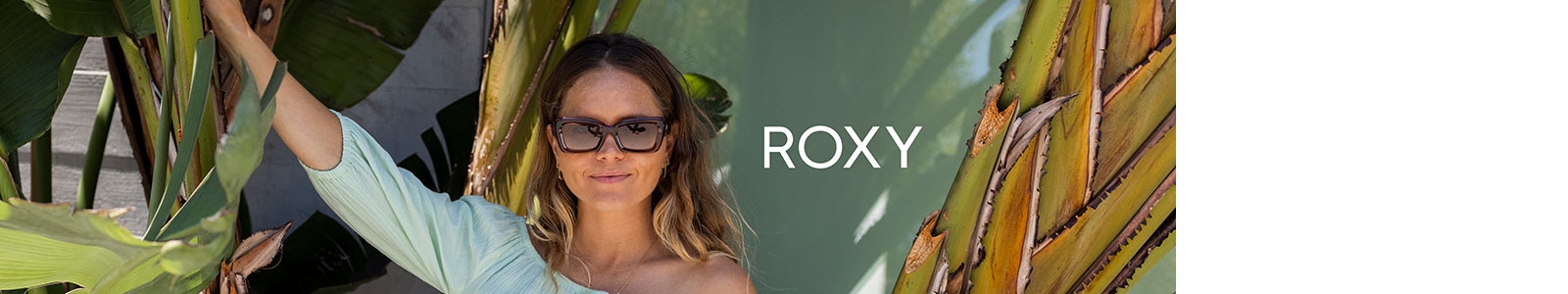 Image d'une femme bronzé portant des lunettes de soleil Roxy