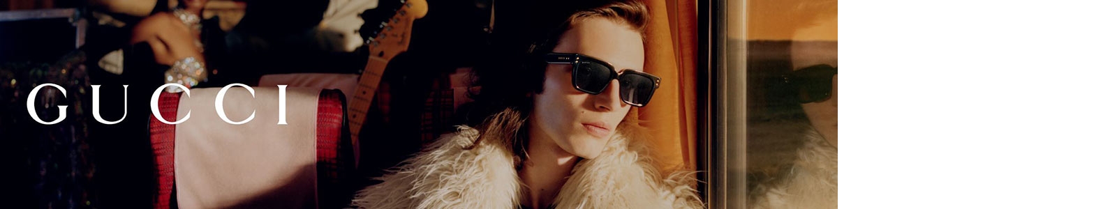 Homme portant des lunettes de soleil Gucci