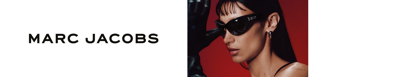 Une femme portant des lunettes original marc jacobs