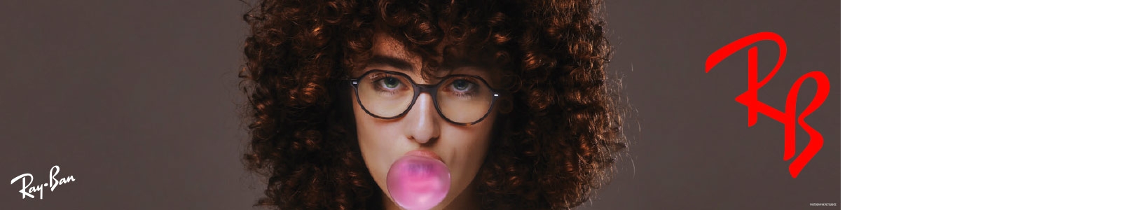 Femme portant des lunettes de soleil Ray-Ban