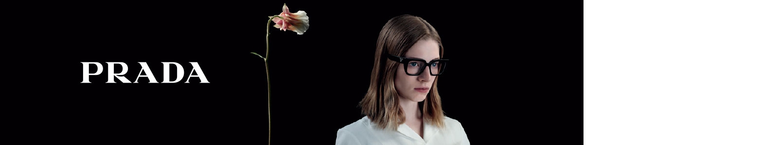 Homme portant des lunettes de vue de la marque Prada