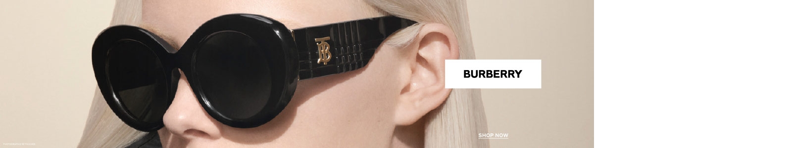 Femme portant une iunette Burberry