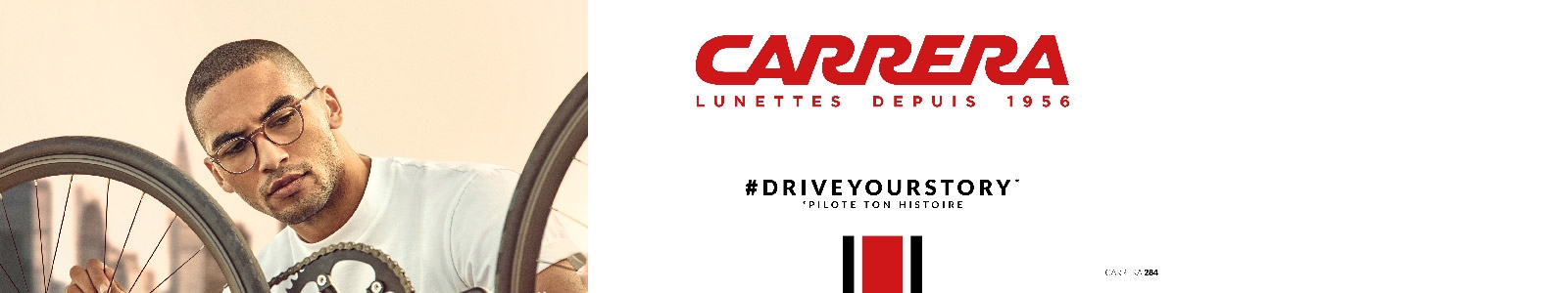 Homme portant des lunettes de vue de la marque Carrera