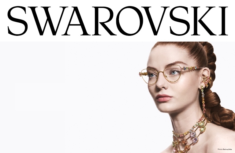 Modèle portant des lunettes de la marque Swarovski