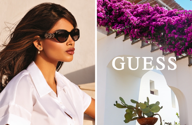 Une femme portant deux montures différents de la marque Guess