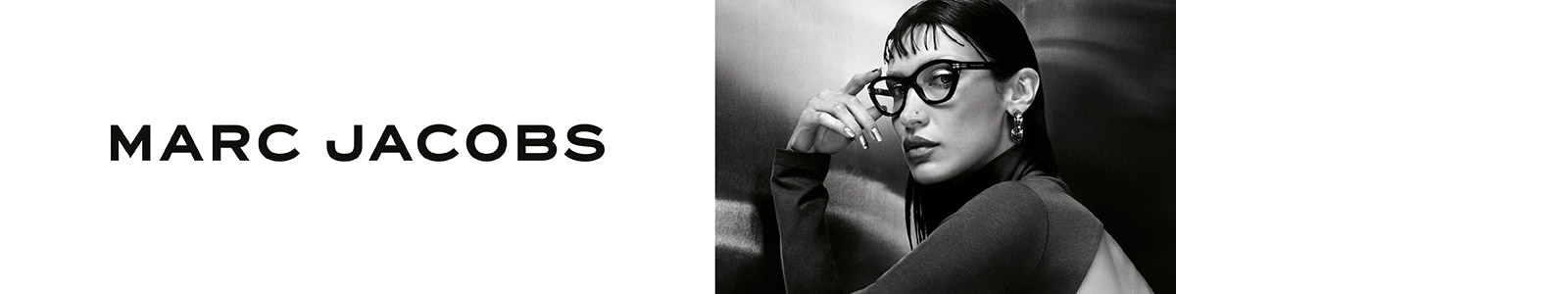 Une femme portant des lunettes de vue Marc Jacobs