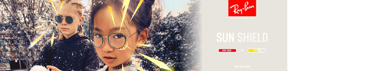 Des enfants portant des lunettes de soleil Ray-Ban-Junior
