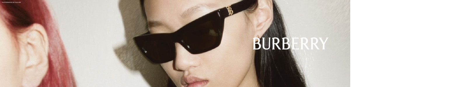 Modèle portant des lunettes de soleil Burberry