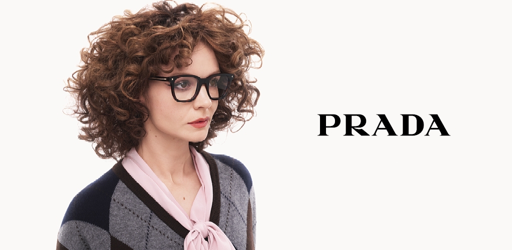 Modèle portant des lunettes de soleil Prada