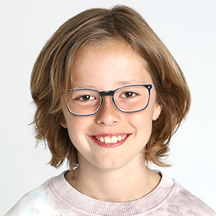 Image d'un garçon portant des lunettes reform
