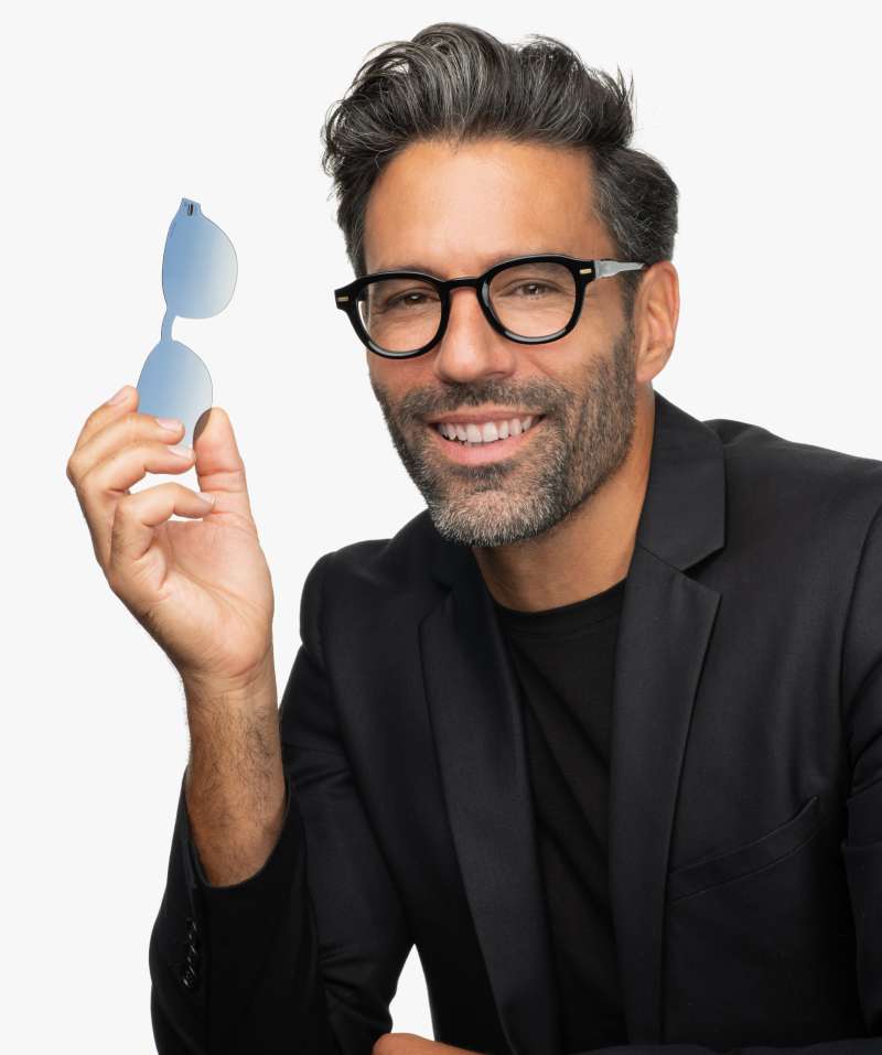 Modèle masculin présentant une monture et un clip de la collection Caractères 