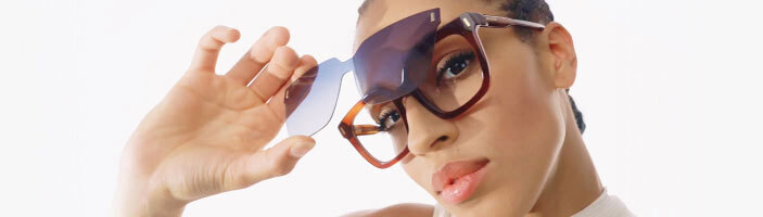 Image d'une femme portant l'un des nouveaux modèle de la collection Caractère de Afflelou