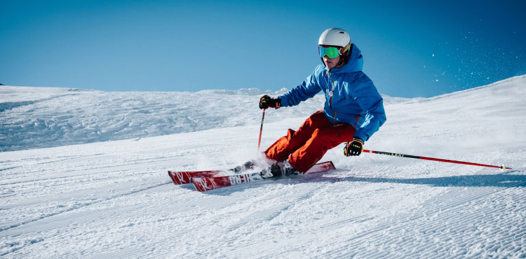 Photo représentant un skieur descendant une piste