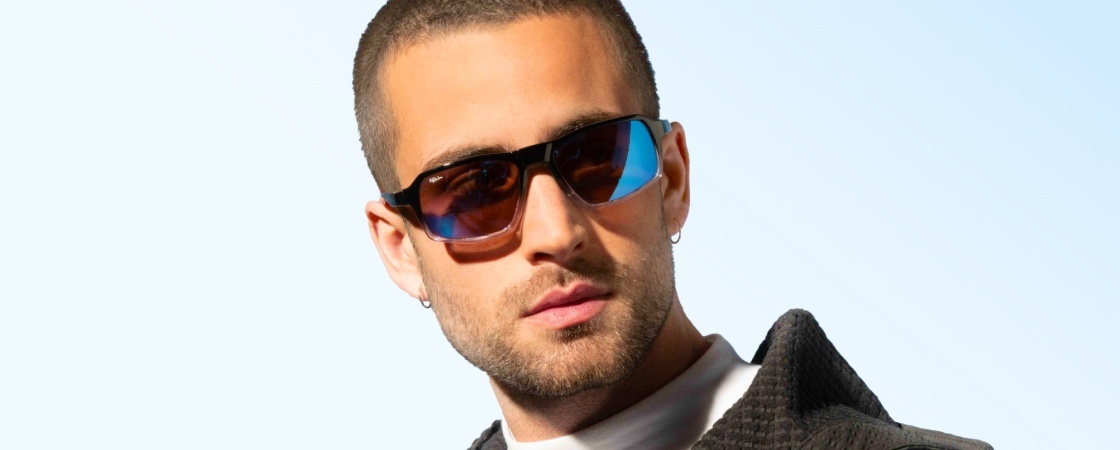 Homme portant des lunettes de la gamme Sport