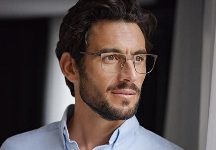 man with progressif glasses
