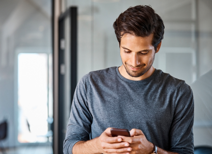 homme sur son téléphone