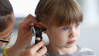 Surdité chez l'enfant : causes, symptômes et prise en charge